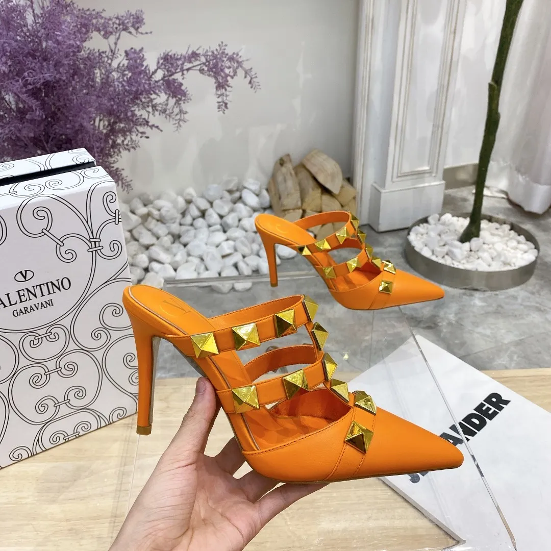 👟👟Ex-factory price 400👟👟 Genuine leather sole +40 (buckle style +10) Valentino Spring and summer new rivet shoes are new☑️ —————————————— The latest golden big rivet elements are full of high-end! Extremely fashionable Heel height: 9.5cm Upper: Matt sheepskin Lining: Sheepskin lining Outsole: Italian genuine leather outsole, rubber sole optional Color: Two styles with 8 colors available Code number: 34-41 (34 and 42 are custom-made and non-returnable) Buckle style: +10 Slippers style: